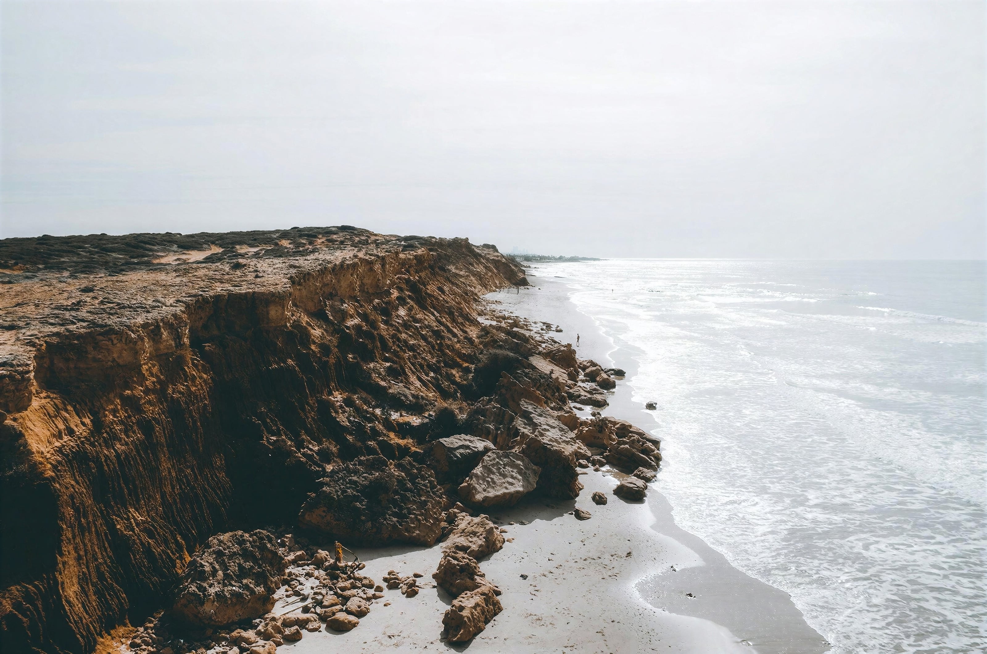Acantilados y una cala de arena en la costa cerca de Costa Vicentina