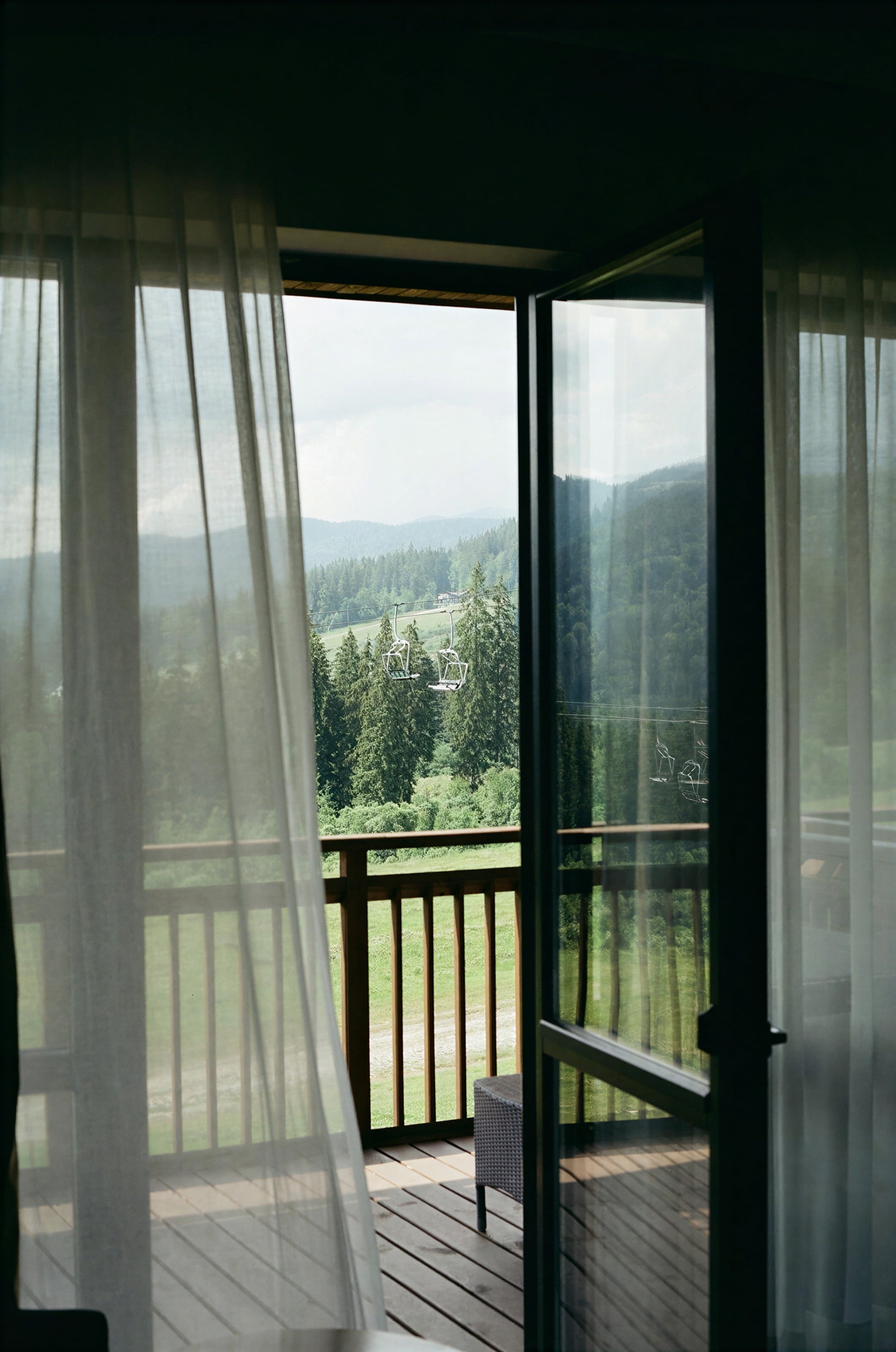 Hotel Ciasa Lärch: Puertas abiertas al balcón con vistas a colinas boscosas